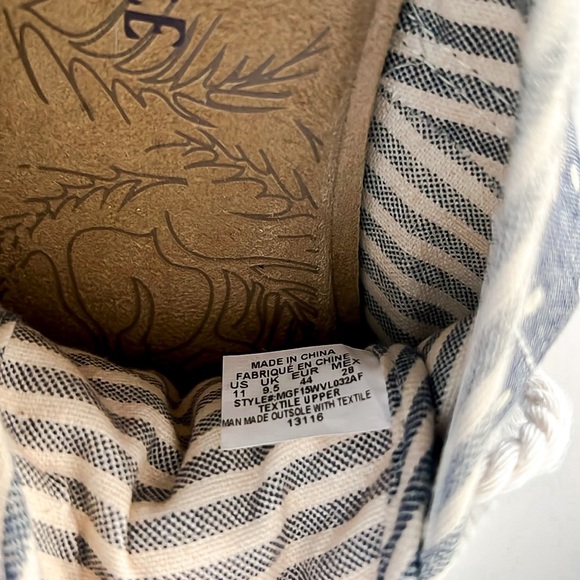 Margaritaville Blue and White Denim Polka Dot Lace Up Sneakers Sz 11 - Picture 11 of 13